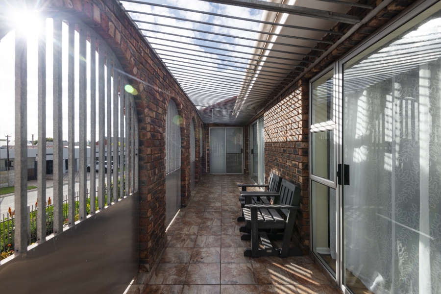 5 Bedroom Property for Sale in Middedorp Western Cape